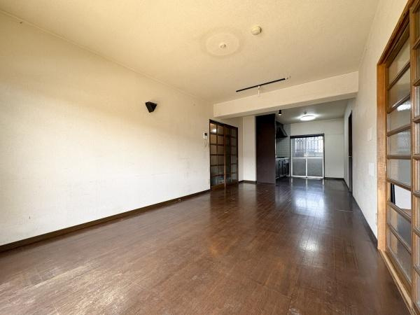 ドゥペールワコー城東の居間・リビング|お家全体の中心がリビングとなっており、家族団らんにも適した間取りです。フローリングが落ち着いた雰囲気を演出しています。隣室とのつながりが感じられる造りになっています。