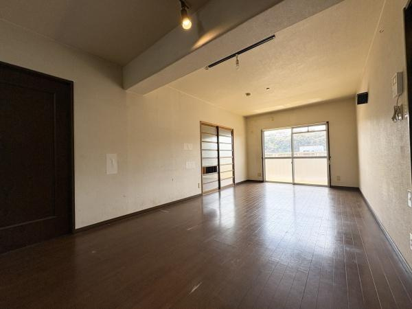 ドゥペールワコー城東のキッチン|シンプルなデザインのキッチンです。ガスコンロとシンクが使いやすく配置されています。収納スペースも豊富に設けられています。