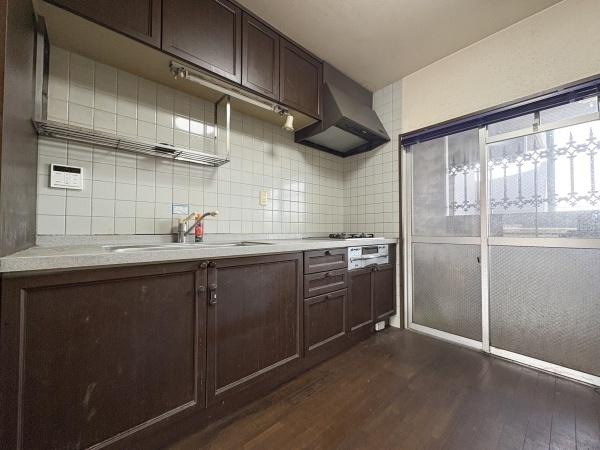 ドゥペールワコー城東の独立洗面台|広々とした洗面スペースで朝の準備も快適に進められます。収納付き洗面台なので整理整頓に便利です。洗濯機置き場が隣接しており家事動線が良好です。