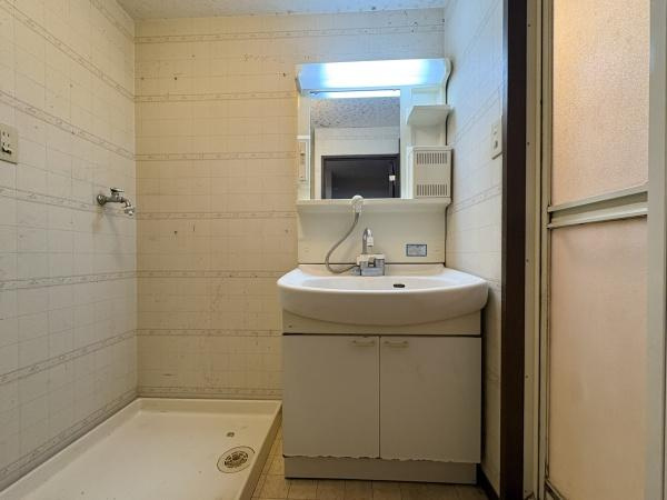 ドゥペールワコー城東の独立洗面台|独立洗面台でお手入れもしやすく収納スペースも確保されています。照明付きのミラーで明るさも十分です。