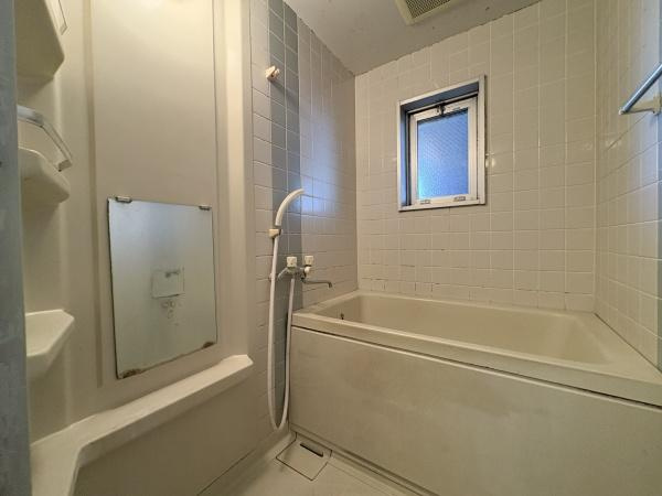 ドゥペールワコー城東のトイレ|明るい色調でまとめられたトイレ空間です。壁にはアクセントクロスが施されておりシンプルなデザインが特徴です。