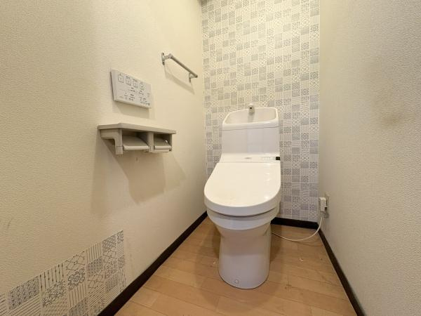ドゥペールワコー城東のトイレ|温水洗浄便座が設置されているトイレです。手洗い一体型で使いやすいくお手入れしやすいです。
