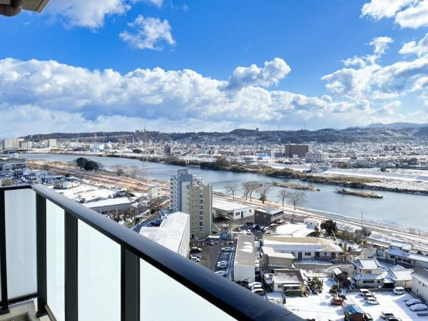 クレアネクスト古国府ザ・タワーのその他|開放感あふれるバルコニーから川と街並みを一望できます。晴れた日には空の青さも楽しめる眺望が魅力です。四季折々の表情を間近に感じられる立地です。
