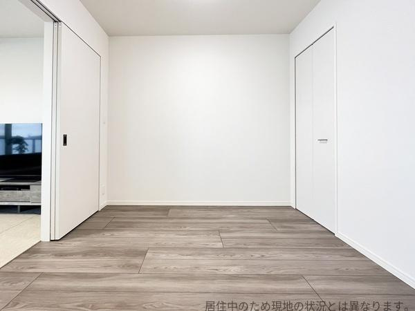 クレアネクスト古国府ザ・タワーの洋室|明るい色調の壁と床が洋室全体をすっきりとした印象にしています。引き戸とクローゼットが備わっているため空間を有効に使えます。清潔感のあるシンプルな室内はさまざまなインテリアに合わせやすいです。