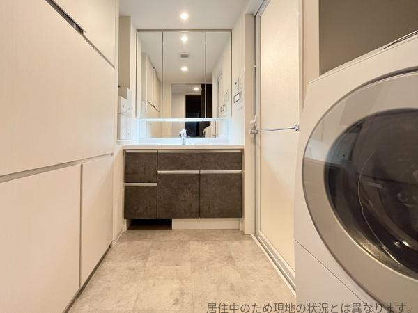 クレアネクスト古国府ザ・タワーの独立洗面台|洗面室は落ち着いた色合いで統一されており清潔感があります。大きな鏡が空間を広く感じさせてくれます。収納スペースも豊富で使い勝手が良い設計です。