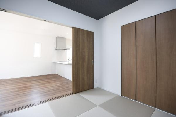 P-TELAS牧１丁目3号地の和室|シンプルなデザインで落ち着いた雰囲気の和室です。隣接するダイニングとのつながりがスムーズな空間設計です。収納スペースも確保されていて便利です。開放感のある和室が魅力です。明るい室内も特徴的です。