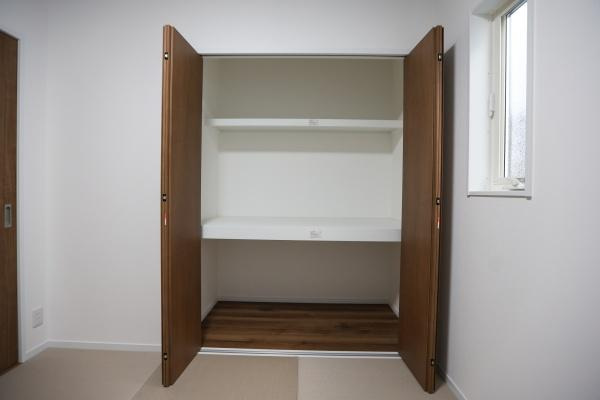 P-TELAS牧１丁目3号地の収納|シンプルながらも使いやすい収納スペースです。扉付きで中身を見せずにすっきりとした印象を保てます。棚も備えており整理整頓がしやすいデザインです。充分な奥行きがありさまざまな用途に利用できます。