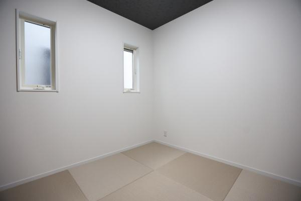 P-TELAS牧１丁目3号地の和室|キッチンやリビングから目の届く位置にある和室は、お子様の遊び場やお昼寝スペースとしても利用できます。窓がついているため自然光が入り明るい空間です。