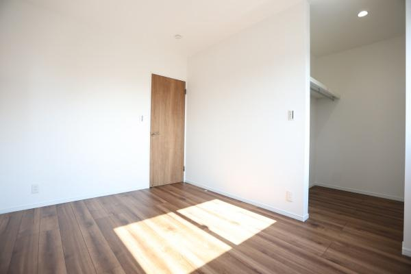 P-TELAS牧１丁目3号地の洋室|明るい陽射しが差し込む洋室です。シンプルで使いやすい形状が特徴です。木目調のフローリングが空間を引き締めます。収納スペースも確保されています。美観と機能性を兼ね備えた室内です。