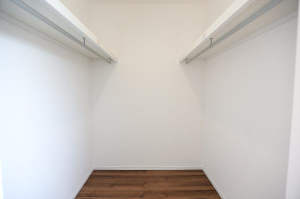 P-TELAS牧１丁目3号地の収納|シンプルなデザインの収納スペースが魅力です。両側にハンガーパイプが設置されており使いやすい仕様となっています。白を基調とした清潔感ある空間が広がります。