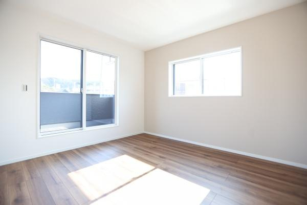 P-TELAS牧１丁目3号地の洋室|洋室は大きな窓が2面あり自然光がしっかり差し込みます。フローリングが明るい印象を与えます。壁や天井もホワイトベースで室内全体が爽やかです。収納やインテリアも自由にレイアウトしやすいシンプルな空間です。