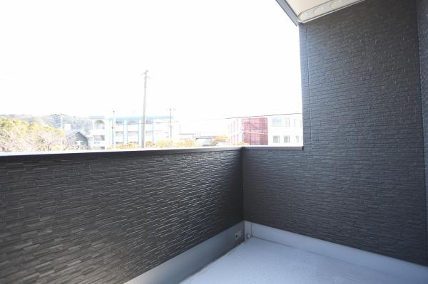 P-TELAS牧１丁目3号地のバルコニー|落ち着いた雰囲気のバルコニーで気軽に使いやすいスペースです。プライバシーを確保しやすい設計となっています。室外との程よい距離を感じられる点が魅力です。清潔感のある空間が広がっています。