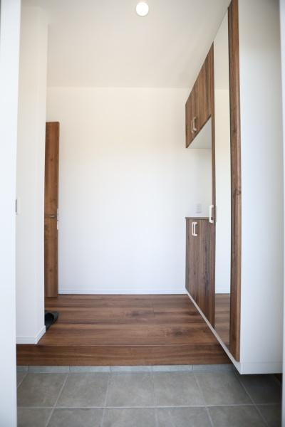 P-TELAS牧１丁目3号地の玄関|玄関は明るく清潔感あふれる印象です。収納スペースが充実しておりすっきりとした空間を実現しています。木目調のデザインが温かみを感じさせます。広々としたスペースで快適に利用できます。