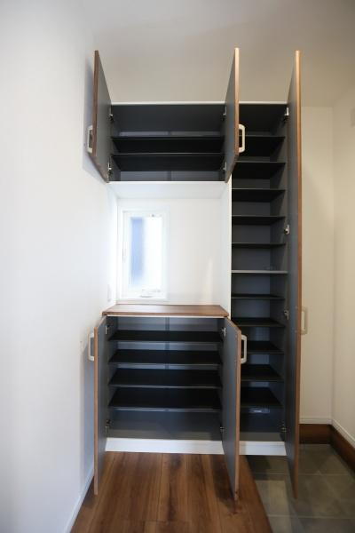 P-TELAS牧１丁目3号地の収納|扉付きの収納が上下に配置されており空間を有効に活用しています。棚の高さが調整できる仕様です。中央にカウンターが設けられており実用性が感じられます。明るい窓も設置されており換気にも配慮されています。