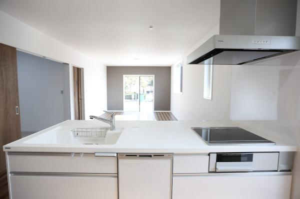 P-TELAS牧１丁目3号地のキッチン|明るく開放的なキッチンです。IHコンロやシンクなどがすっきりと配置されています。カウンターも広々としたつくりです。ダイニングとのつながりもスムーズなレイアウトになっています。