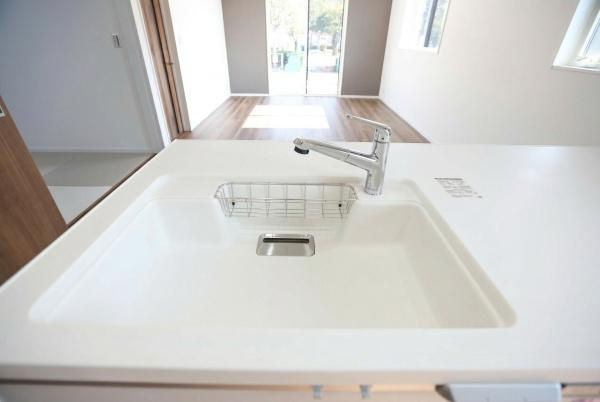 P-TELAS牧１丁目3号地のキッチン|シンプルなデザインのキッチンはすっきりとした印象を与えます。シンクまわりが広く使い勝手も考えられています。作業がしやすいスペースが確保されています。水栓も機能的な設計です。