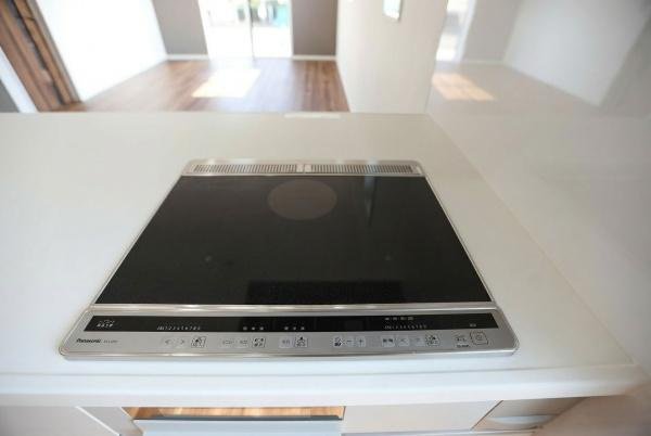 P-TELAS牧１丁目3号地のキッチン|見た目もすっきりとした清潔感あるキッチンです。IHクッキングヒーターが設置されておりお手入れも簡単です。作業スペースも広く使いやすい印象です。全体的に明るい雰囲気が特長です。