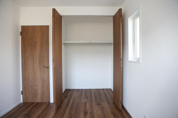 P-TELAS牧１丁目3号地の収納|木目調のクローゼット扉が空間に調和しています。棚板も付いており収納がしやすい設計です。開閉しやすい扉が日常の使い勝手を助けます。お部屋の高さも活かせる収納スペースです。