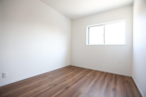 P-TELAS牧１丁目3号地の洋室|明るい光が差し込む洋室です。シンプルな内装でお好みに合わせたアレンジが可能です。木目調のフローリングが落ち着いた雰囲気を演出しています。窓からの自然光で室内が明るく感じられます。