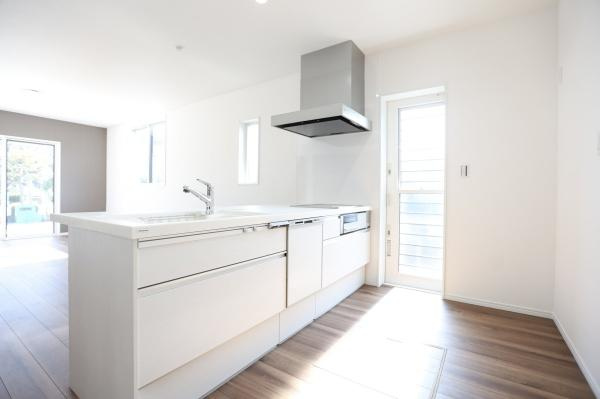 P-TELAS牧１丁目3号地のキッチン|明るい日差しが差し込むキッチンです。シンプルなデザインで統一感があります。広々としたカウンターが使いやすい印象です。収納スペースも豊富に備わっています。ナチュラルな床材が空間に調和しています。