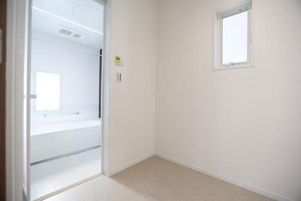 P-TELAS牧１丁目3号地の独立洗面台|洗面台・洗面所には窓があり採光に配慮された明るい空間です。シンプルな内装で清潔感が感じられます。浴室と隣接しているため使い勝手にも配慮されています。扉も引き戸で動線が確保しやすい洗面所です。