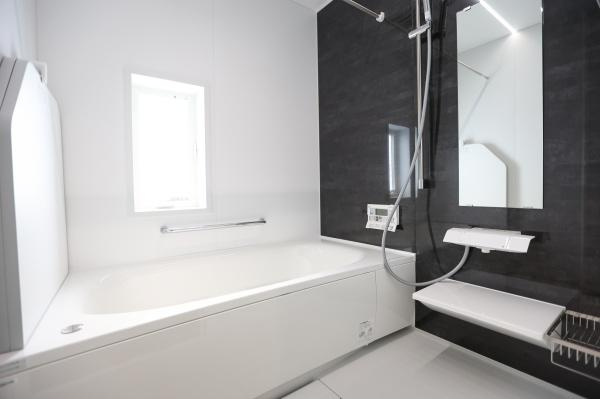 P-TELAS牧１丁目3号地の浴室|白を基調としたバスルームはシンプルなデザインで清潔感があります。窓からの採光がしっかりと確保され明るい空間です。壁面にはダークトーンを用いることで空間にメリハリをプラスしています。