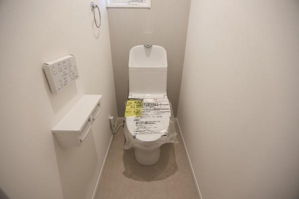 P-TELAS牧１丁目3号地のトイレ|清潔感のあるトイレ空間です。壁付けリモコンで操作も便利です。手洗い一体型で使いやすい仕様です。