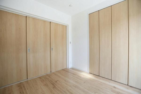 P-TELAS牧１丁目2号地の洋室|洋室には大きなクローゼットが備え付けられており収納力に優れています。室内は明るく爽やかな印象を受けます。床の木目調が空間に温かみを与えています。キッチンやリビングとのつながりもスムーズです。