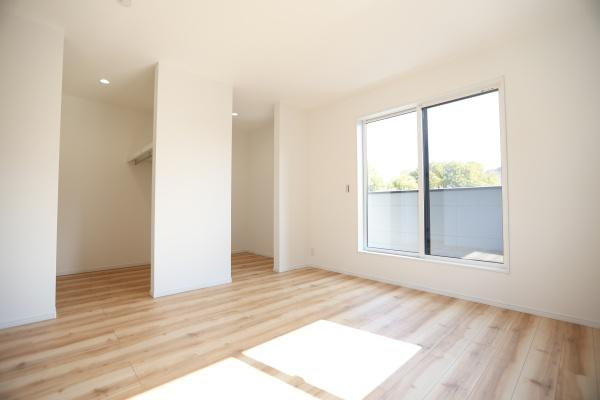 P-TELAS牧１丁目2号地の洋室|明るい陽射しが差し込む開放感のある洋室です。ナチュラルなフローリングが空間を広く感じさせます。間仕切りのあるレイアウトで使い勝手も良好です。大きな窓からの眺望と通風も期待できます。