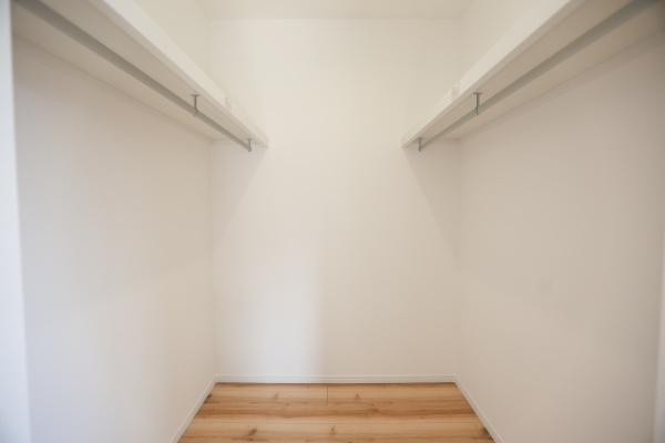 P-TELAS牧１丁目2号地の収納|シンプルで使いやすいデザインの収納スペースです。奥行きがあり多くのアイテムをすっきりと整理できます。壁面にはハンガーパイプが設置されており衣類の収納に便利です。