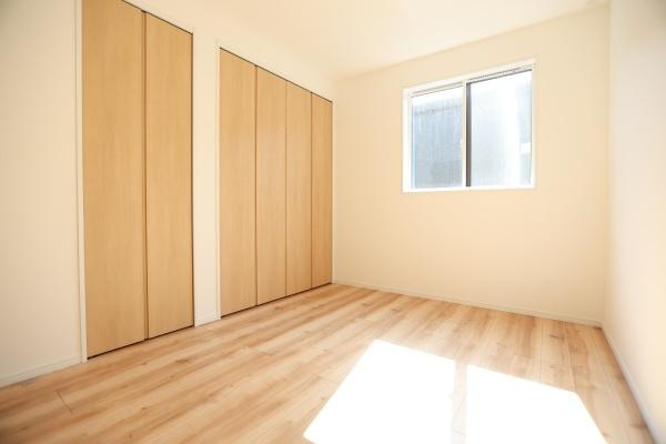 P-TELAS牧１丁目2号地の洋室|大きな窓からたっぷりと光が差し込む洋室です。フローリングとナチュラルな色合いのクローゼット扉が調和しています。シンプルな内装はインテリアの自由度を広げます。