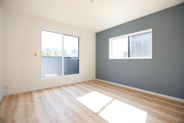 P-TELAS牧１丁目2号地の洋室|明るい光が差し込む洋室はナチュラルなフローリングとアクセントクロスが特徴です。二面採光で開放感があり室内がすっきりと整っています。窓からの眺望も楽しめるお部屋です。