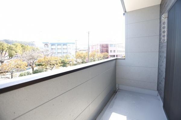 P-TELAS牧１丁目2号地のバルコニー|バルコニーからの開放的な眺めが特徴です。プライベートな空間をしっかり確保できます。明るい光が差し込むため日当たりを感じられます。バルコニーの広さもしっかりと確保されています。