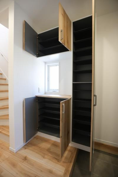 P-TELAS牧１丁目2号地の収納|扉付きの収納スペースが豊富に備わっています。縦長の収納棚は使い分けがしやすい仕様です。上部と下部で開き戸タイプの収納が用意されており整理整頓に便利です。明るい内装と調和するデザインです。