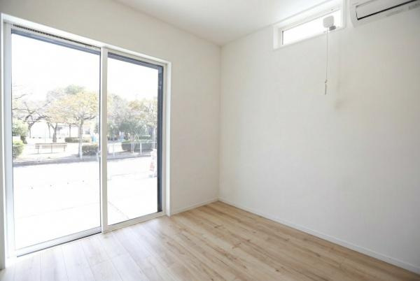 P-TELAS牧１丁目2号地の洋室|大きな窓があり明るい洋室となっています。リビングとつながっており扉を開けると広々とした空間として使っていただくことも可能です。