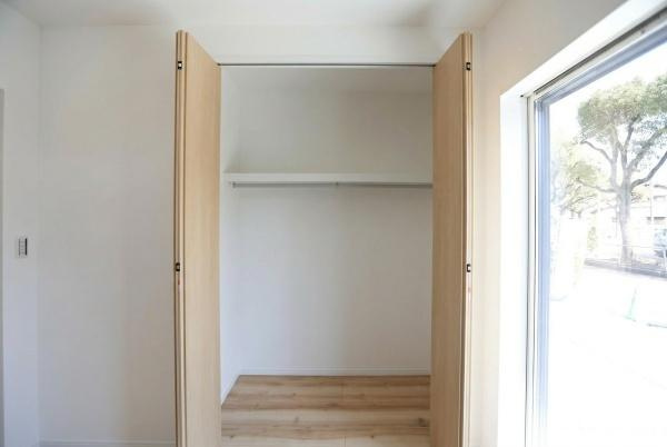 P-TELAS牧１丁目2号地の収納|扉付きの収納スペースは室内をすっきりと保つことができます。クローゼット内にはハンガーパイプが設置されており使い勝手が良いです。収納内部も余裕のある広さで整理しやすいです。