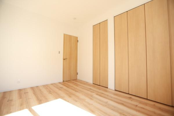 P-TELAS牧１丁目2号地の洋室|明るいフローリングが特徴の洋室です。壁と天井の白さが空間を広く見せ開放感を与えます。収納スペースも充実しており整理整頓がしやすい環境です。シンプルな内装がさまざまなインテリアに対応します。