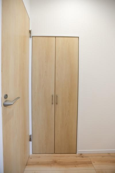 P-TELAS牧１丁目2号地の収納|室内に調和するナチュラルな木目調の収納扉です。シンプルなデザインで使い勝手が良い仕様となっています。取っ手も取り付けられており開閉もスムーズです。収納スペースを確保しやすい造りとなっています。