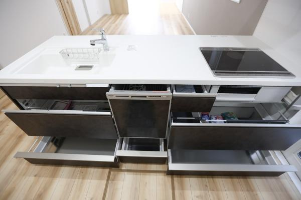 P-TELAS牧１丁目2号地のキッチン|シンプルで洗練されたキッチンです。複数の収納スペースがあり整理整頓がしやすい設計です。広い作業スペースが確保されており調理の効率を高めます。IHクッキングヒーターやシンクも使いやすい配置です。