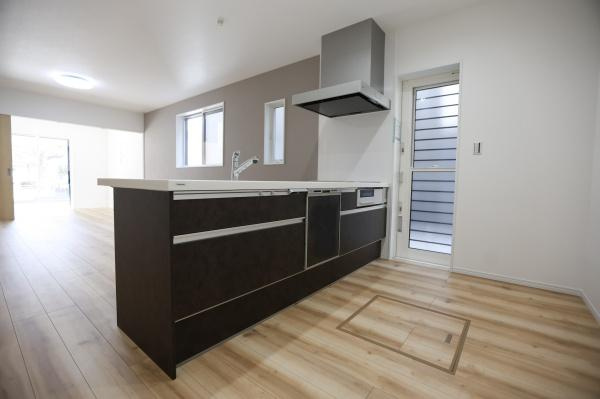 P-TELAS牧１丁目2号地のキッチン|広々とした空間が特徴的なキッチンです。窓からの自然光が明るさを演出しています。カウンターキッチンのため使いやすさが感じられます。シンプルなデザインでお手入れもしやすい仕様です。