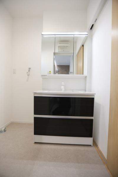 P-TELAS牧１丁目2号地の独立洗面台|シンプルで清潔感のある洗面台が特徴です。鏡が大きく身支度がしやすい設計になっています。収納スペースも豊富で日用品の整理整頓に便利です。モダンなデザインが空間を引き締めています。