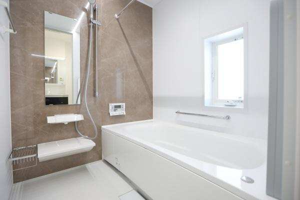 P-TELAS牧１丁目2号地の浴室|明るい空間が広がるバスルームです。浴槽はゆったりとしたサイズで清潔感のある仕上がりになっています。換気もしやすい窓付きで快適性が感じられます。モダンなデザインで統一されています。