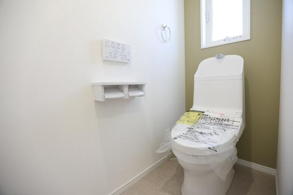 P-TELAS牧１丁目2号地のトイレ|シンプルで清潔感のあるトイレ空間です。窓付きで明るさが感じられます。コンパクトな設計ですっきりとした印象です。