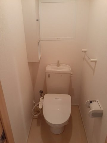 落ち着いた色調のトイレです