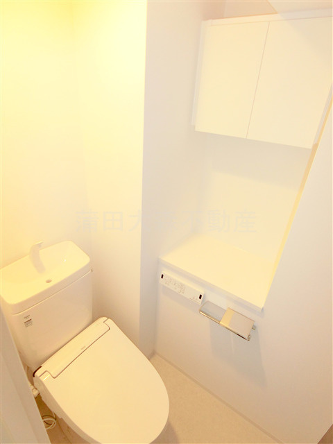 グランカーサ蒲田ウエストのトイレ|棚収納と温水洗浄便座付きのトイレ