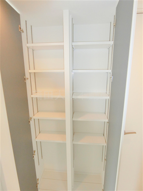 グランカーサ蒲田ウエストの収納|リビング入口廊下の棚収納