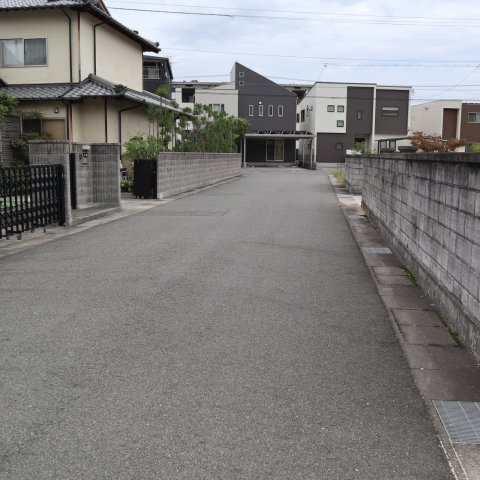広古新開9丁目売り家の前面道路含む現地写真