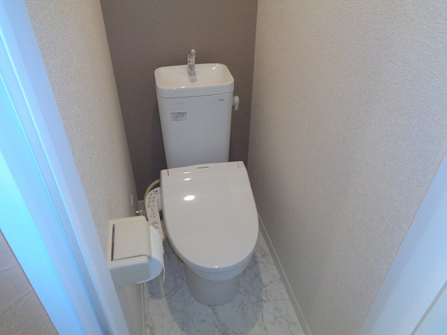 落ち着いた色調のトイレです