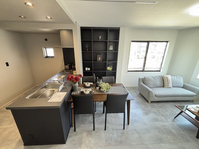 MELDIA東区徳川214③｜名古屋市の戸建ならホームアップの居間・リビング|たっぷりの陽光が降り注ぎ、自然と家族が集まる明るい空間。笑顔あふれる団らんの時間がここから始まります。