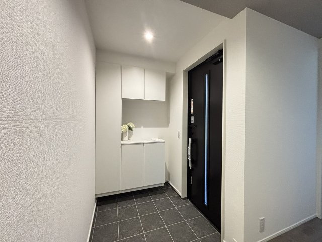 MELDIA東区徳川214③｜名古屋市の戸建ならホームアップの玄関|大容量のシューズボックスで、散らかりがちな玄関もスッキリ。